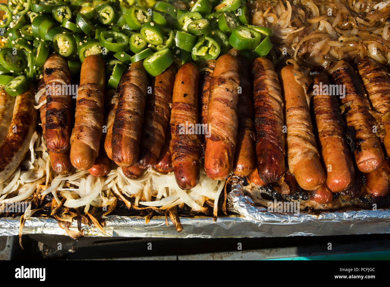 Speck umwickelt Hot Dogs, Venice Beach, Los Angeles, Kalifornien, Vereinigte Staaten von Amerika Stockfoto