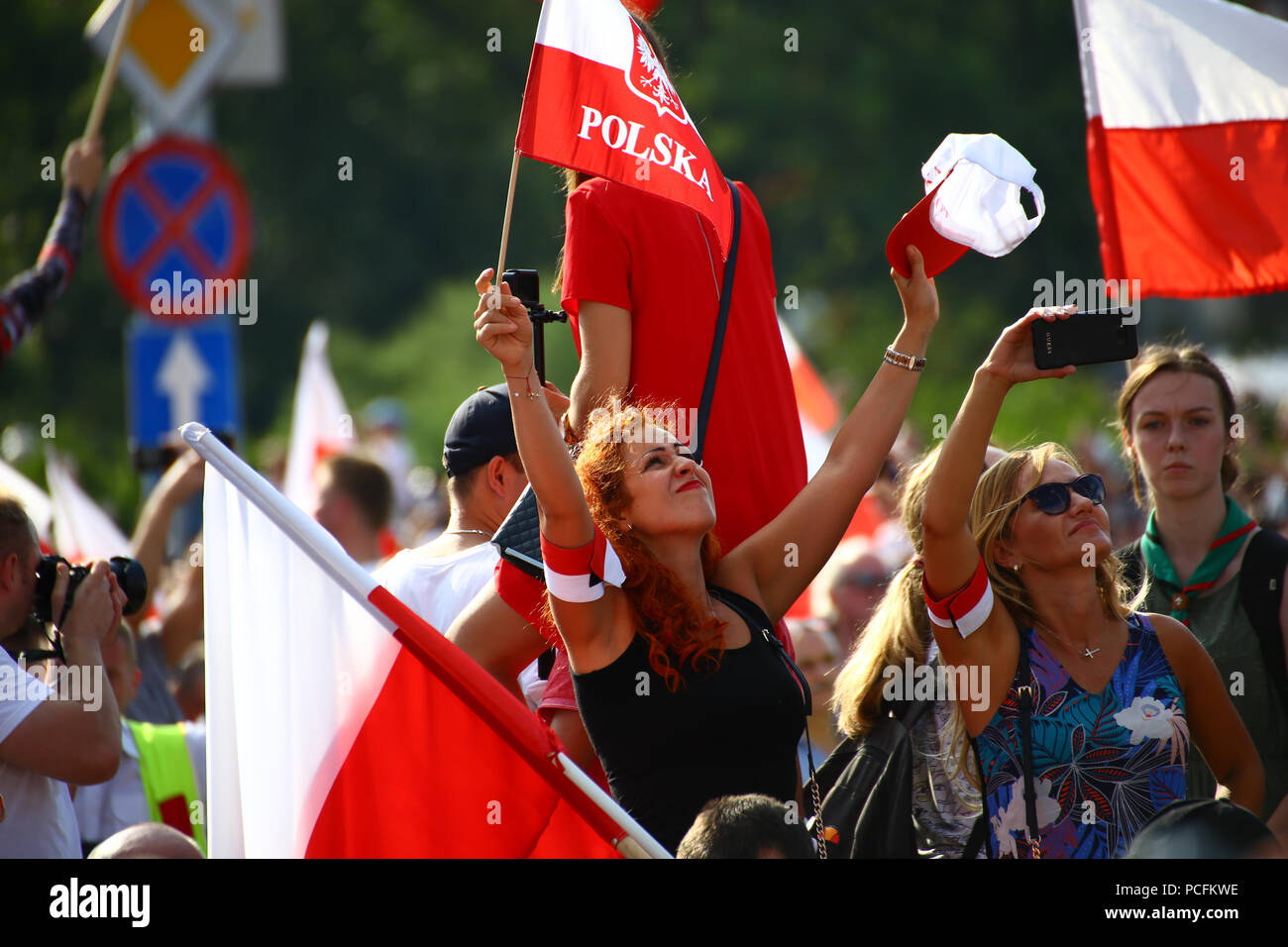 Polen, Warschau, 1. August 2018: Feiern zum 74. Jahrestag des Warschauer Aufstands in der polnischen Hauptstadt. Die Masse der Teilnehmer zeigen Flaggen und flare Brände der Stadt Kämpfer von 1944 während des Zweiten Weltkriegs zu erinnern © Madeleine Ratz/Alamy leben Nachrichten Stockfoto