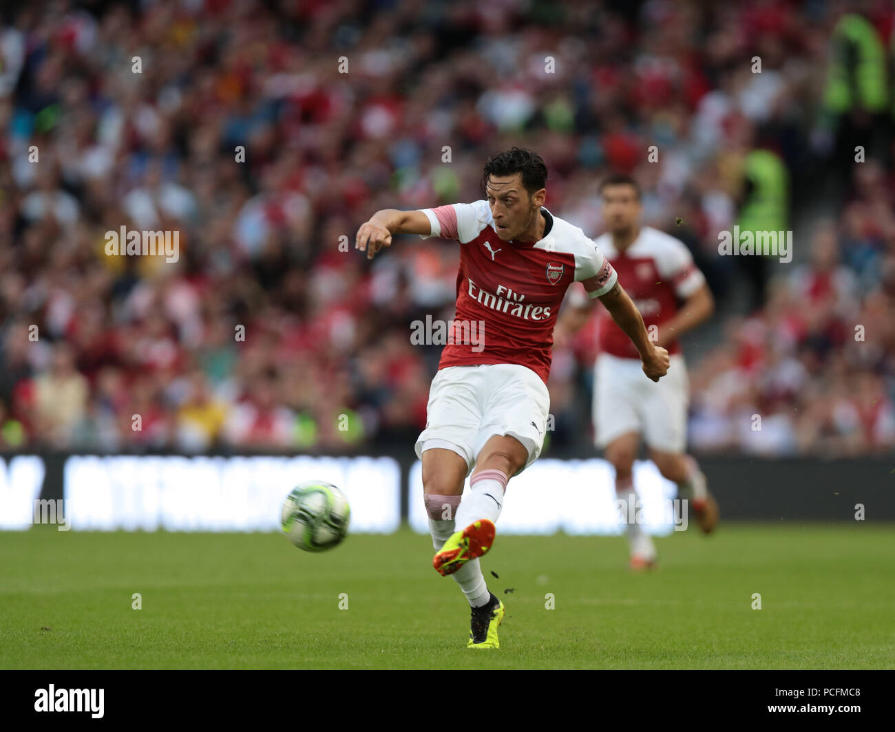Aviva Stadium, Dublin, Irland. 1 Aug, 2018. Vor der Saison Fußball-freundlichen, internationalen Champions Cup, Arsenal gegen Chelsea; Mesut Ö zil von Arsenal spielt den Ball vorwärts Credit: Aktion plus Sport/Alamy leben Nachrichten Stockfoto
