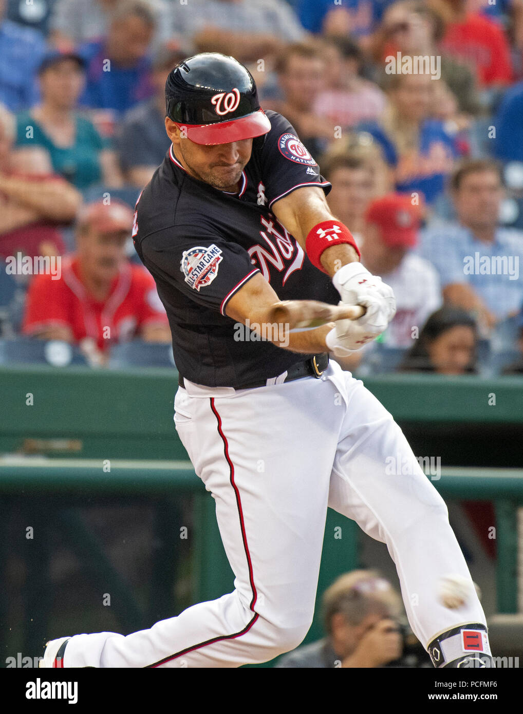 Die Spielen. Juli 31, 2018. Washington Nationals erste Basisspieler Ryan Zimmerman (11) singles im ersten Inning gegen die Washington Nationals an den Angehörigen Park in Washington, DC am Dienstag, 31. Juli 2018. Staatsangehörige rechter Feldspieler Bryce Harper (34) gezählt auf dem Spiel. Credit: Ron Sachs/CNP (Einschränkung: Keine New York oder New Jersey Zeitungen oder Zeitschriften innerhalb eines 75-Meilen-Radius von New York City) | Verwendung der weltweiten Kredit: dpa/Alamy leben Nachrichten Stockfoto