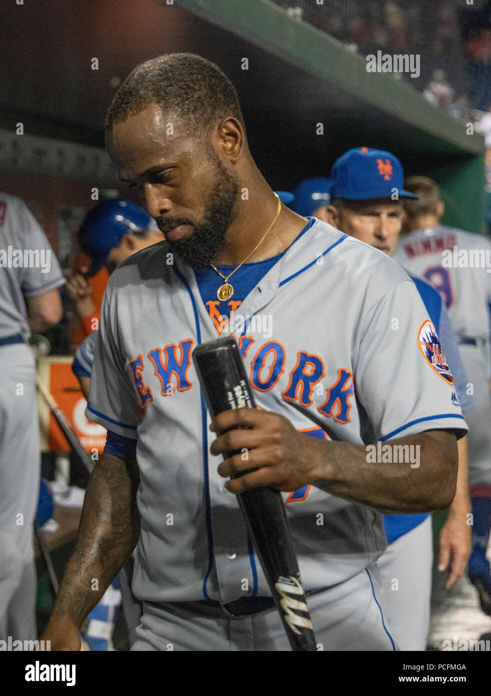 Washington, Vereinigte Staaten von Amerika. Juli 31, 2018. New York Mets shortstop und Nothilfe Krug Jose Reyes (7) Geht in das Clubhaus im neunten Inning gegen die Washington Nationals an den Angehörigen Park in Washington, DC am Dienstag, 31. Juli 2018. Die Angehörigen gewann das Spiel 25 - 4. Reyes im achten Inning geworfen und gab sechs Läufe Credit: Ron Sachs/CNP (Einschränkung: Keine New York oder New Jersey Zeitungen oder Zeitschriften innerhalb eines 75-Meilen-Radius von New York City) | Verwendung der weltweiten Kredit: dpa/Alamy leben Nachrichten Stockfoto