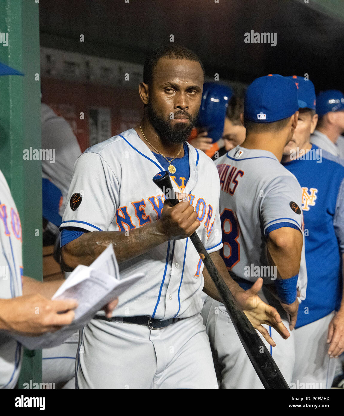 Washington, Vereinigte Staaten von Amerika. Juli 31, 2018. New York Mets shortstop und Nothilfe Krug Jose Reyes (7) bereitet die bat im neunten Inning gegen die Washington Nationals an den Angehörigen Park in Washington, DC am Dienstag, 31. Juli 2018. Die Angehörigen gewann das Spiel 25 - 4. Reyes im achten Inning geworfen und gab sechs Läufe Credit: Ron Sachs/CNP (Einschränkung: Keine New York oder New Jersey Zeitungen oder Zeitschriften innerhalb eines 75-Meilen-Radius von New York City) | Verwendung der weltweiten Kredit: dpa/Alamy leben Nachrichten Stockfoto