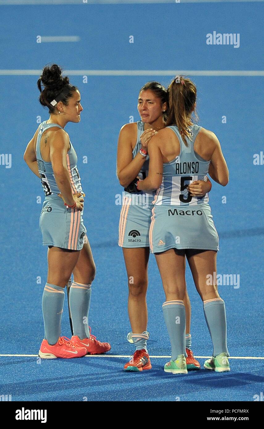 Stratford, London, UK. 1. Aug 2018. Maria Ortiz (ARG) Schreie auf der Schulter von agostina Alonso (ARG, 5) mit dem Schlusspfiff. Australien V Argentinien. Match 30. Viertelfinale. Hockey der Frauen-WM 2018. Lee Valley Hockey Centre. Queen Elizabeth Olympic Park. Stratford. London. UK. 01.08.2018. Credit: Sport in Bildern/Alamy leben Nachrichten Stockfoto