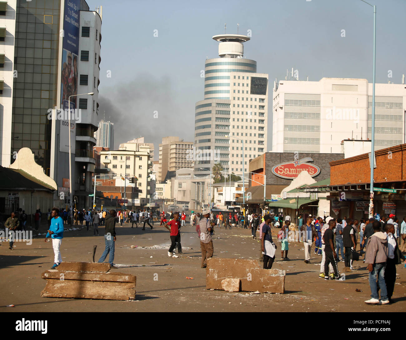 Harare, Simbabwe. 1 Aug, 2018. Anhänger der Opposition MDC Alliance an einem Protest in Harare, Simbabwe, Aug 1, 2018. Drei Menschen starben und zahlreiche andere wurden Mittwoch beim Protest gegen Anhänger der Opposition mit Armee und Polizei in der Hauptstadt Harare zusammengestoßen verletzt. Kerben der Anhänger der Opposition auf die Straßen von Harare gegen die Verzögerung bei der Bekanntgabe der Ergebnisse der Präsidentschaftswahlen sowie angebliche Manipulation der Abstimmung zu protestieren. Credit: Shaun Jusa/Xinhua/Alamy leben Nachrichten Stockfoto