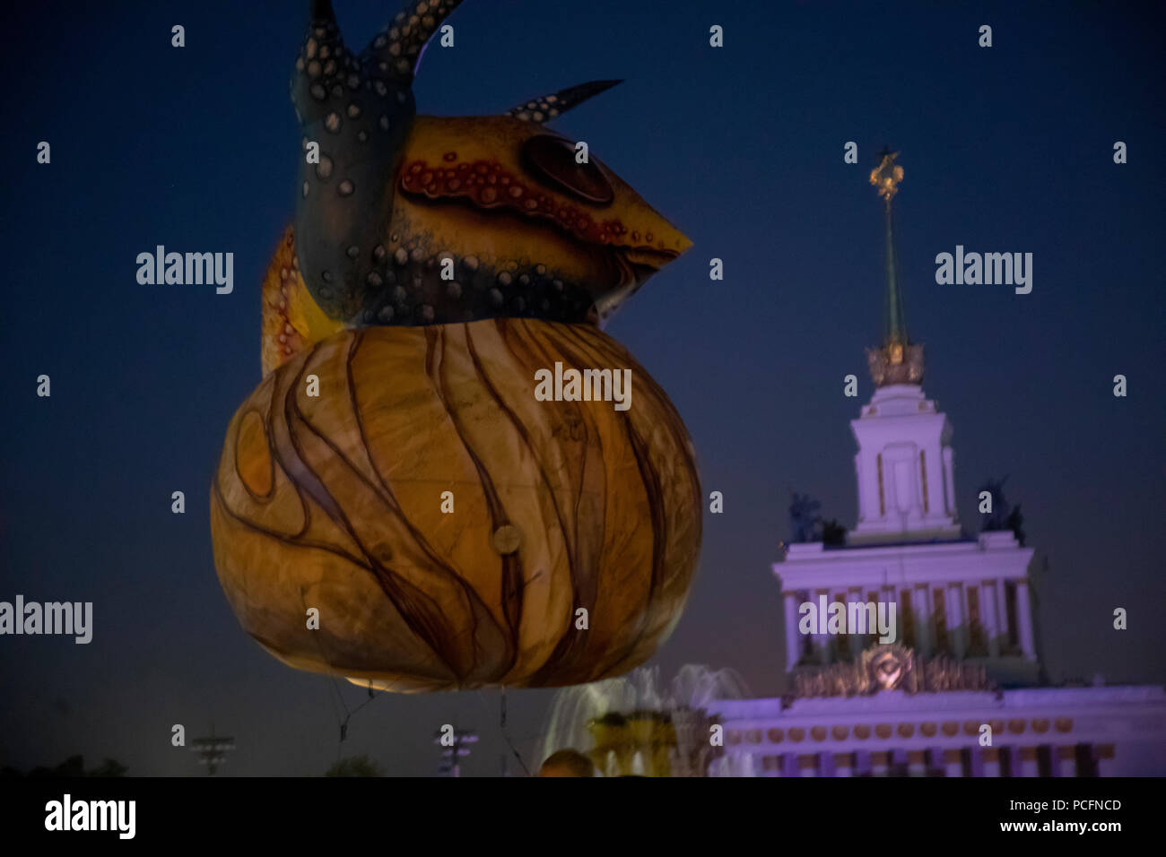 Moskau, Russland. 1., August 2018. Die Space Odyssey zeigen die Zahlen, die von Les Placticiens auf die Inspiration Festival 2018 am Moskauer Nationalen Ausstellung von wirtschaftlichen Leistungen (VDNKh), Russland Credit: Nikolay Winokurow/Alamy leben Nachrichten Stockfoto