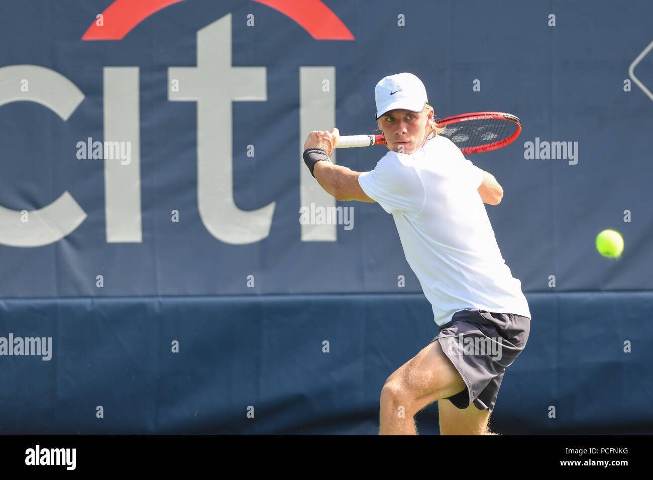 Washington, DC, USA. 1 Aug, 2018. DENIS SHAPOVALOV Hits eine Rückhand während seiner zweiten Runde bei der Citi geöffnet an der Rock Creek Park Tennis Center in Washington, DC Quelle: Kyle Gustafson/ZUMA Draht/Alamy leben Nachrichten Stockfoto