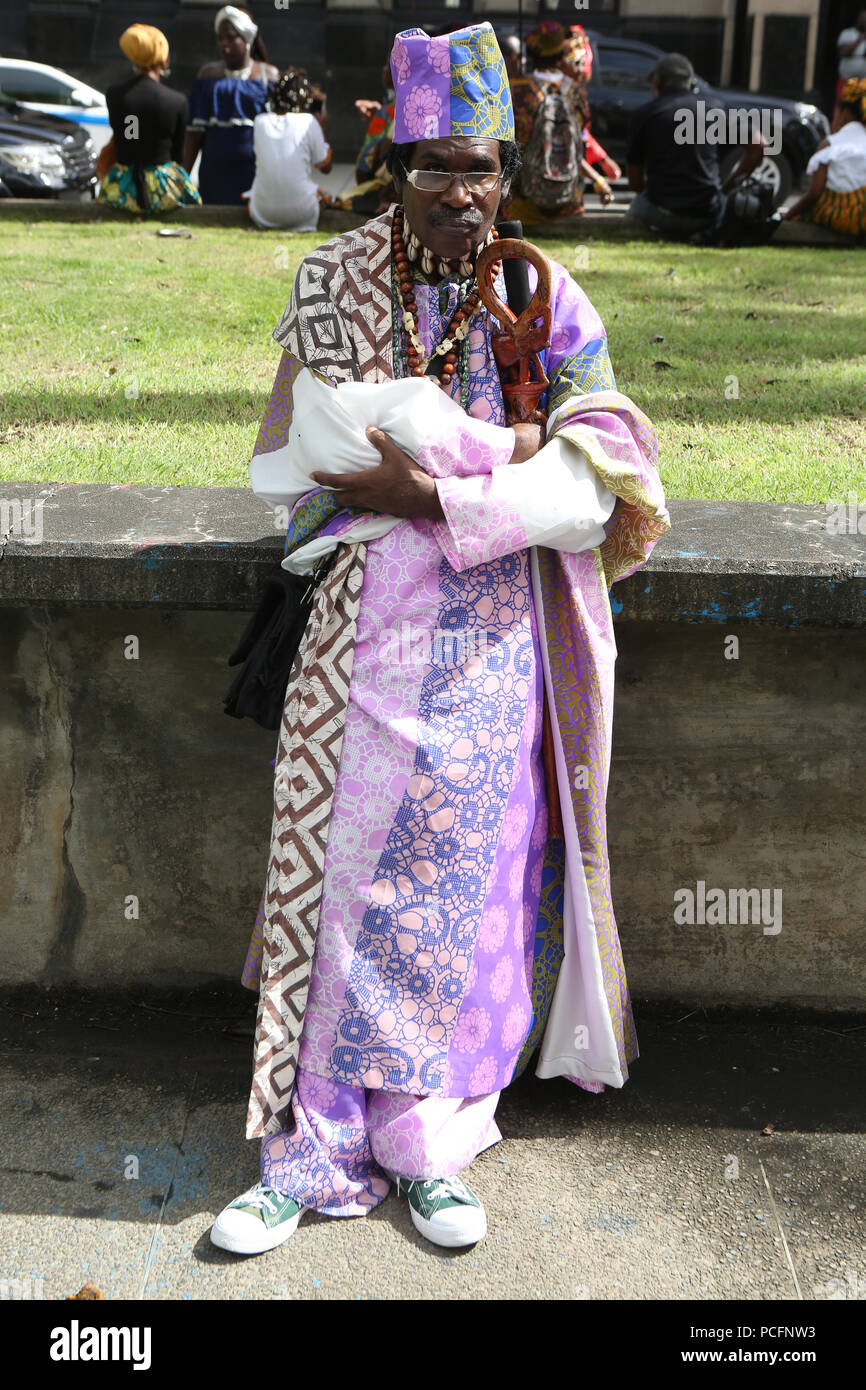 Port of Spain, Trinidad, Tobago. 1. Aug 2018. Leute tragen traditionelle afrikanische Kleidung und farbenfrohe Accessoires mit aufwendigen Kopfbedeckungen oder Frisuren während der jährlichen Emanzipation Tag Einhaltung Prozession vom Platz der Unabhängigkeit der Lidj Yasu Omowale Emanzipation Dorf im Queens' Park Savannah am 1. August in Port of Spain, Trinidad 2018. (Foto von Sean Drakes/Alamy Live-Nachrichten) Stockfoto