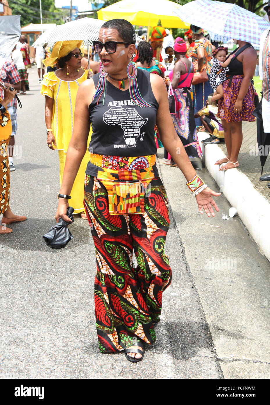 Port of Spain, Trinidad, Tobago. 1. Aug 2018. Leute tragen traditionelle afrikanische Kleidung und farbenfrohe Accessoires mit aufwendigen Kopfbedeckungen oder Frisuren während der jährlichen Emanzipation Tag Einhaltung Prozession vom Platz der Unabhängigkeit der Lidj Yasu Omowale Emanzipation Dorf im Queens' Park Savannah am 1. August in Port of Spain, Trinidad 2018. (Foto von Sean Drakes/Alamy Live-Nachrichten) Stockfoto