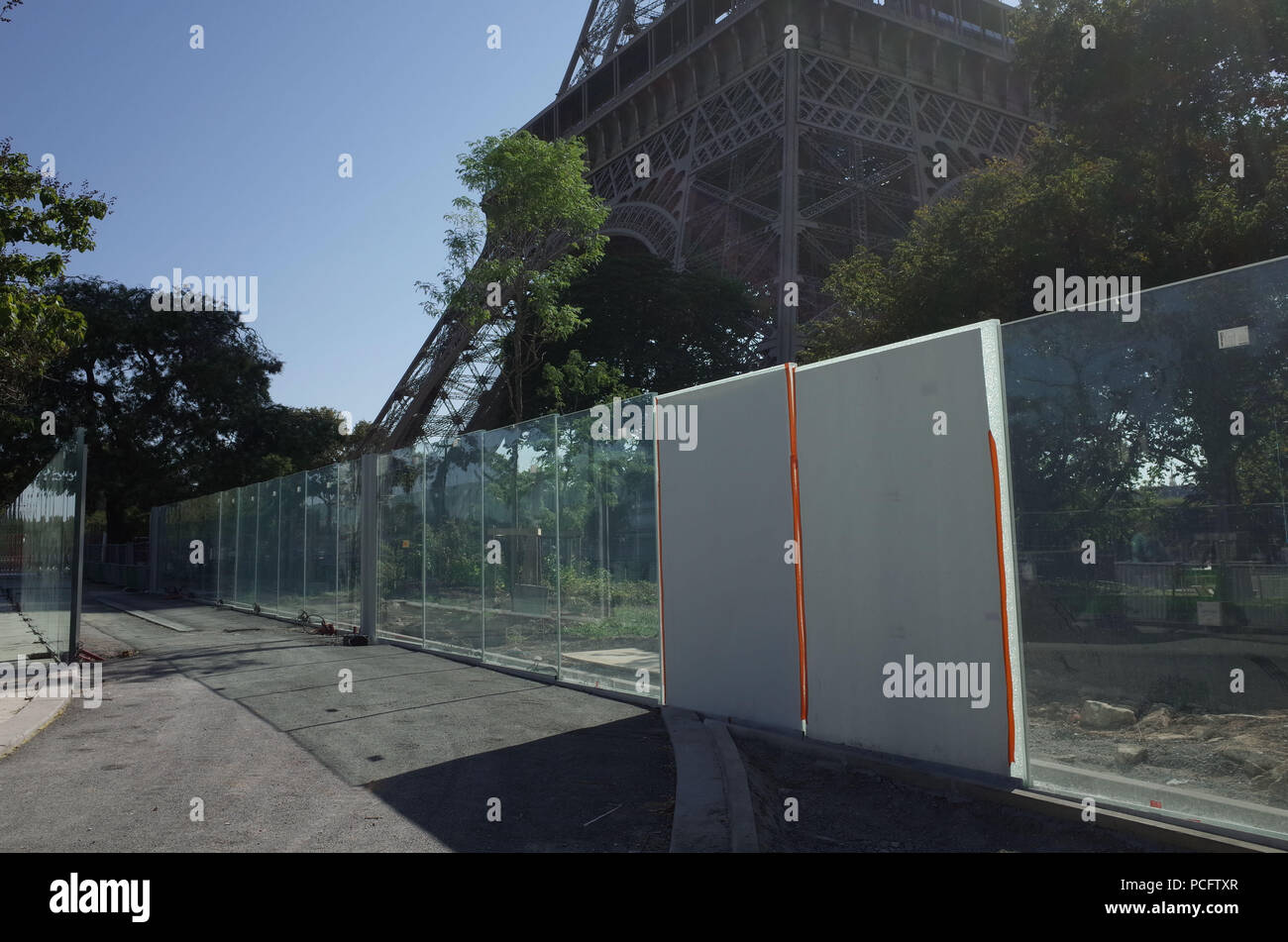 Paris, Frankreich. August 2, 2018 - Paris, Frankreich: eine neue Mauer um den Eiffelturm errichtet wird, das weltberühmte Monument aus der Massenproduktion von Terroranschlägen zu schützen. Travaux autour de la Tour Eiffel eine Žriger visant une nouvelle Barriere de Securite afin de Loin plus difficile une Attaque terroriste d'envergure. *** Frankreich/KEINE VERKÄUFE IN DEN FRANZÖSISCHEN MEDIEN *** Credit: Idealink Fotografie/Alamy leben Nachrichten Stockfoto