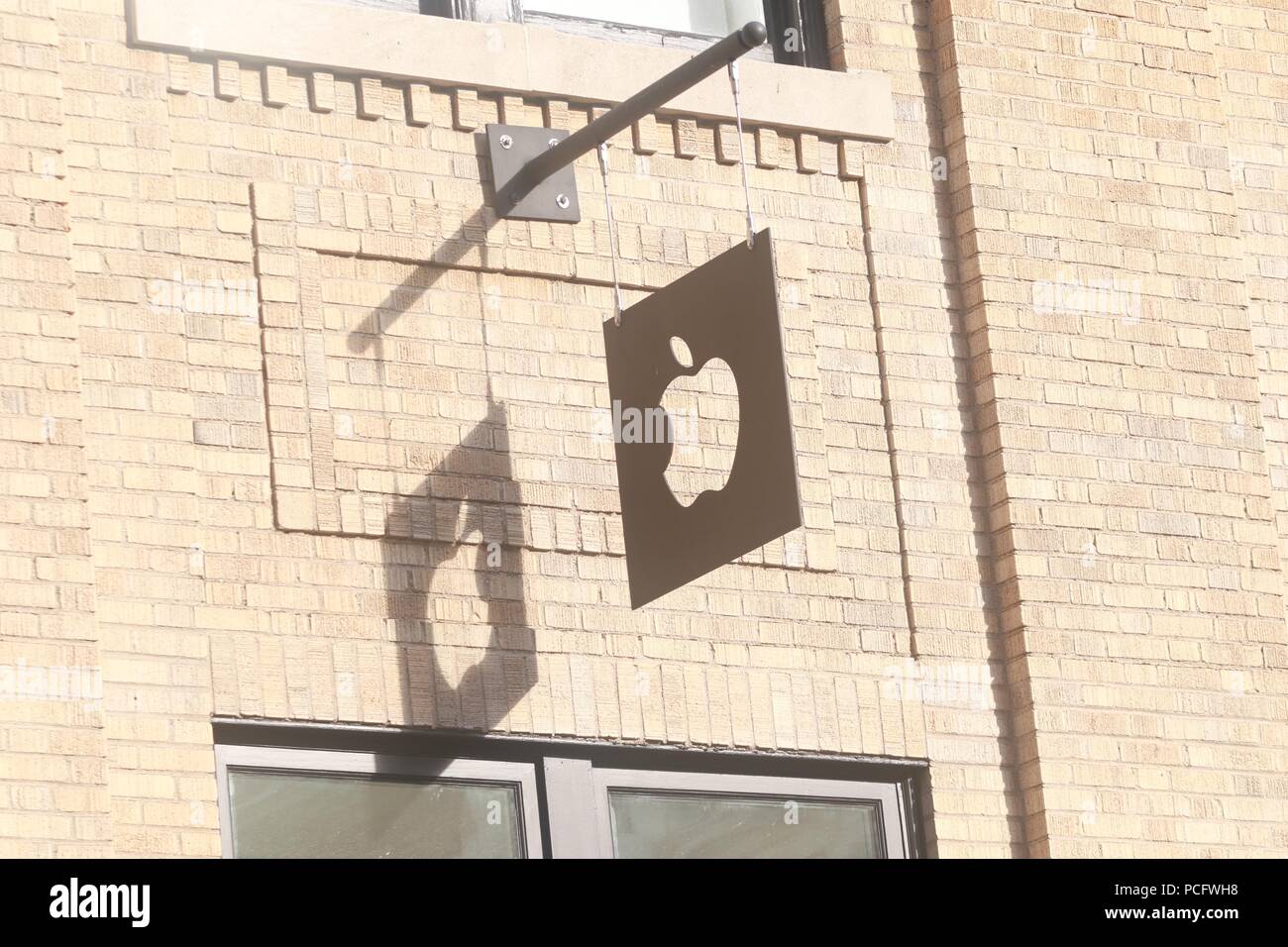 New York, NY, USA. 1 Aug, 2018. Blick auf den Apple Store in New York City wie es gesetzt ist $ 1 Billionen US-Dollar Marktwert zu schlagen ist damit das erste US-Unternehmen, dass Mark zu schlagen. August 1, 2018. Credit: Diego Corredor/Medien Punch/Alamy leben Nachrichten Stockfoto