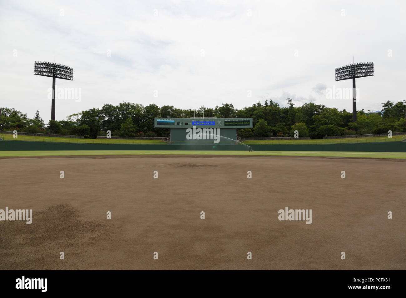 Ein Blick auf die azuma Stadion ist als Teil des ''1000 km Relais zu Tokyo 2018 '' Promotion Event in Fukushima am 2. August 2018, Japan gesehen. Die jährliche Veranstaltung, die von der Tokyo Metropolitan Government, Tokyo Sports Association und Tokio Athletic Association organisiert präsentiert die Wiederherstellungsmaßnahmen in Tohoku, der von der 2011 grossen Osten Japan Erdbeben betroffen. Die 15-Tage-Relais von Aomori Präfektur Tokio ist in kurzen 1-2 km Segmente aufgeteilt maximale Beteiligung zu fördern. Credit: Rodrigo Reyes Marin/LBA/Alamy leben Nachrichten Stockfoto