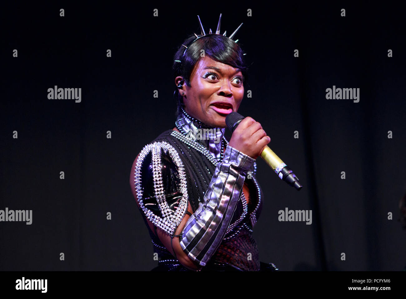 Edinburgh, Schottland. UK. 1. August 2018. Drücken Sie Start Call Underbelly als Teil von Edinburgh Fringe Festival George Square Gardens. Edinburgh. Im Bild: Firma sechs Ex-Wiwes auf iX von der Bühne - Das Musical 'Pako Mera/Alamy Leben Nachrichten. Stockfoto