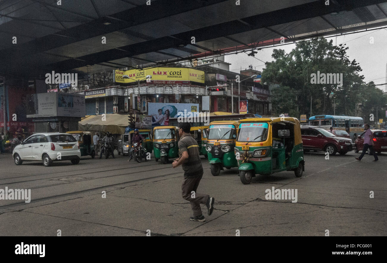 (180802) -- Kalkutta, August 2, 2018 (Xinhua) - ein Fußgänger läuft durch starken Verkehr in Kalkutta, Indien im August 2, 2018. Es ist ein stark Realität, dass mehr als 400 Menschen in Indien jeden Tag bei Verkehrsunfällen sterben. Mit der steigenden Zahl von Unfällen im Straßenverkehr einzudämmen, die indische Regierung vor kurzem in einigen wichtigen Änderungen des Landes Kraftfahrzeuge Handeln gebracht. (Xinhua / tumpa Mondal) (Lrz) Stockfoto