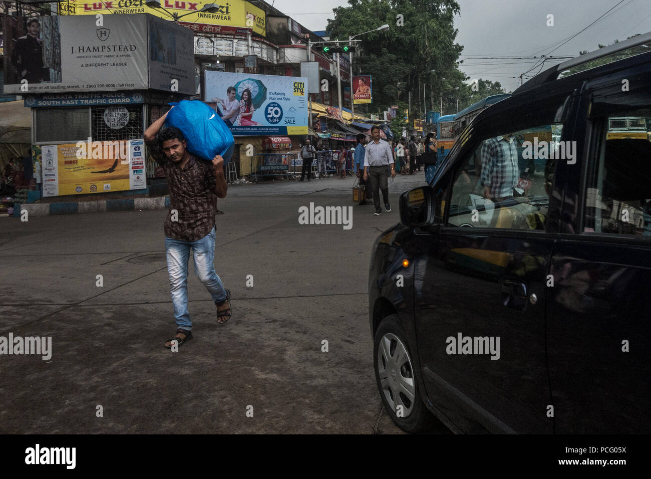 (180802) -- Kalkutta, August 2, 2018 (Xinhua) - ein fussgänger Spaziergänge durch starken Verkehr in Kalkutta, Indien im August 2, 2018. Es ist ein stark Realität, dass mehr als 400 Menschen in Indien jeden Tag bei Verkehrsunfällen sterben. Mit der steigenden Zahl von Unfällen im Straßenverkehr einzudämmen, die indische Regierung vor kurzem in einigen wichtigen Änderungen des Landes Kraftfahrzeuge Handeln gebracht. (Xinhua / tumpa Mondal) (Lrz) Stockfoto