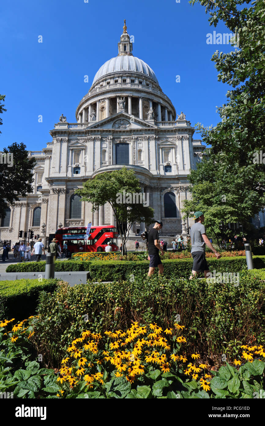 London England. 2. August 2018. Ein fabelhafter Tag einen Spaziergang neben Saint Paul's Cathedral in London zu geniessen. Credit: Julia Gavin/Alamy leben Nachrichten Stockfoto