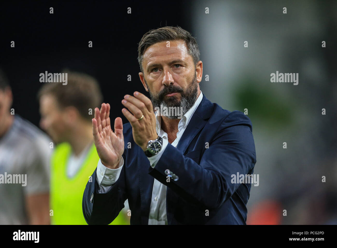 Turf Moor, Burnley, Großbritannien. 2. August 2018, Turf Moor, Burnley, England; UAFA Europa League Qualifikation zweite Runde Burnley v Aberdeen; Derek McInnes Manager von Aberdeen begrüßt seine Fans, da sie verlieren 3-1 Credit: Aktuelles Bilder/Alamy leben Nachrichten Stockfoto