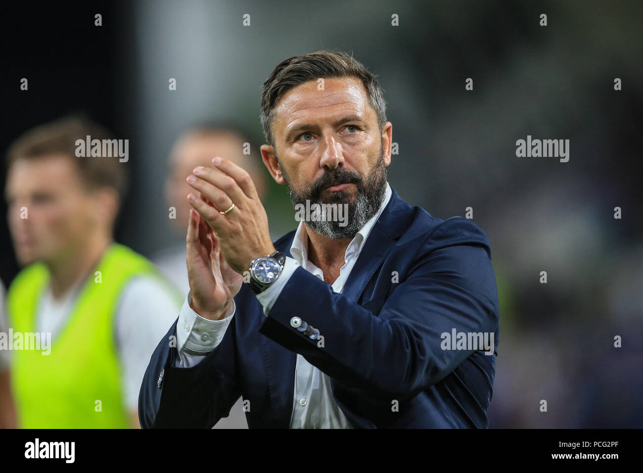 Turf Moor, Burnley, Großbritannien. 2. August 2018, Turf Moor, Burnley, England; UAFA Europa League Qualifikation zweite Runde Burnley v Aberdeen; Derek McInnes Manager von Aberdeen begrüßt seine Fans, da sie verlieren 3-1 Credit: Aktuelles Bilder/Alamy leben Nachrichten Stockfoto