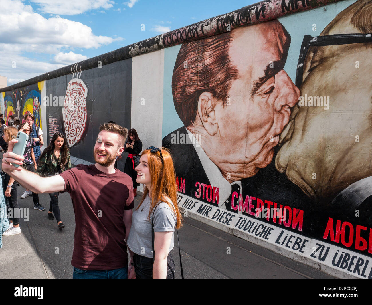 Berlin, Deutschland. 1. Juli 2018. Das berühmteste Gemälde auf die Überreste der Berliner Mauer East Side Gallery: Breschnew und Honecker küssen, von Dimitri Vrubel. Berliner Mauer gemalt wurde von Soldaten in der Bernauer Strasse gebaut, um die Stadt zu teilen entsprechend der Ideologie und auch geteilte Familien, Freunde und Nachbarn. Es stand bis 9. November 1989 als Barriere zwischen Ost und West, Diktatur und Demokratie. Credit: Jana Cavojska/SOPA Images/ZUMA Draht/Alamy leben Nachrichten Stockfoto