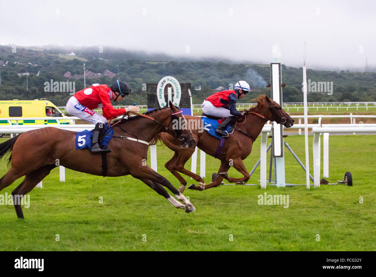 Ffos Las Pferderennbahn, Trimsaran, Wales, UK. Donnerstag, 2. August 2018. Zalshah (Jockey Rossa Ryan) gewinnt den Mintbet Freie Wetten für das Leben Handicap von Bezos (Jockey Fran Berry) Credit: gruffydd Thomas/Alamy leben Nachrichten Stockfoto