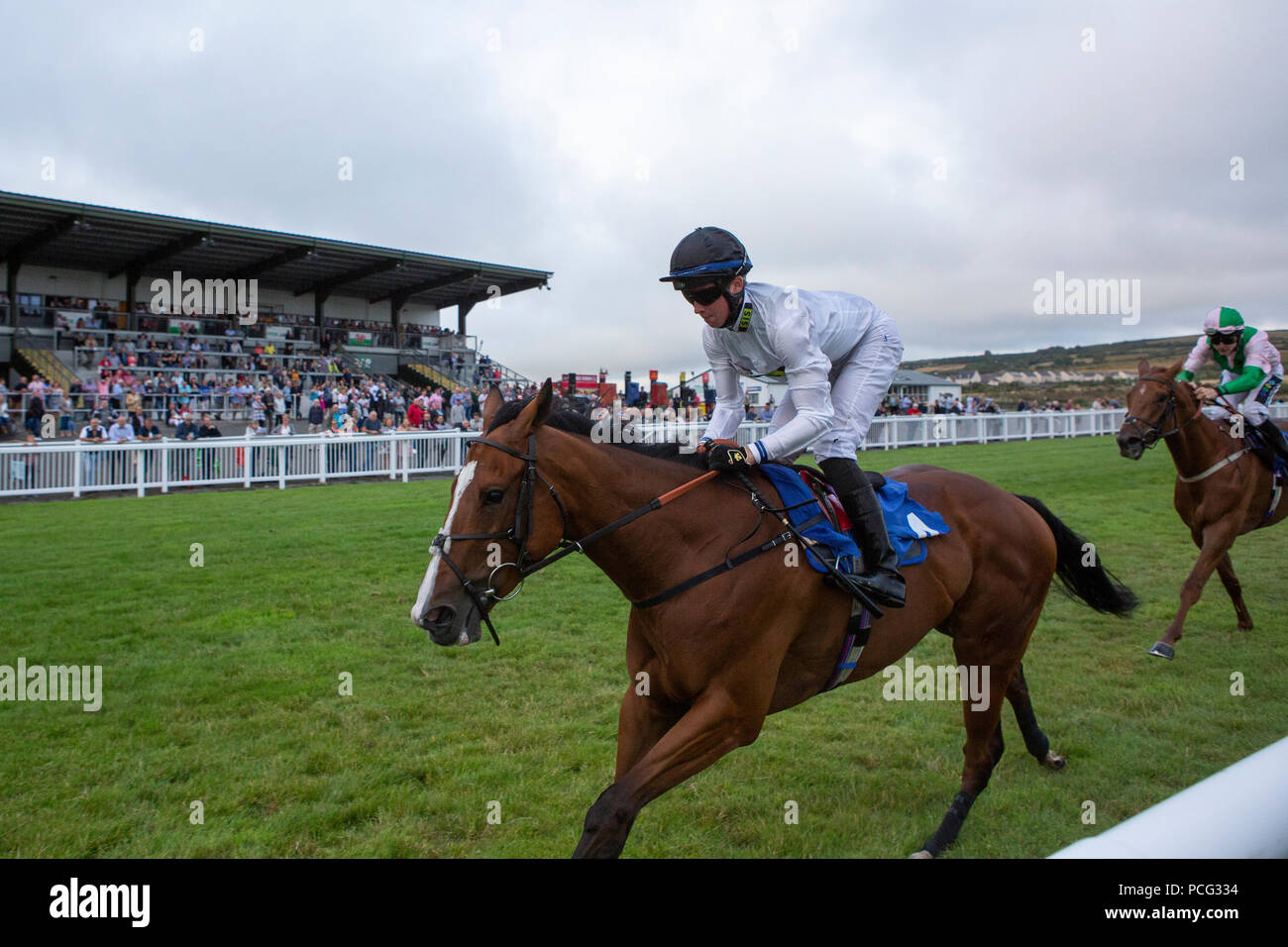 Ffos Las Pferderennbahn, Trimsaran, Wales, UK. Donnerstag, 2. August 2018. Sicario (Jockey Rossa Ryan) auf dem Weg zum Gewinn des Mintbet 100% Horse Racing Acca Boost Handicap Credit: gruffydd Thomas/Alamy leben Nachrichten Stockfoto