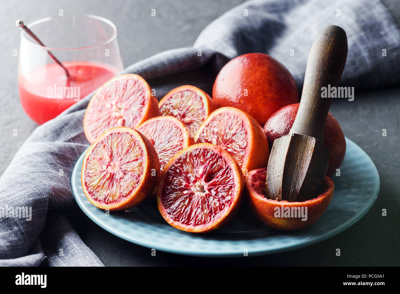 Red sizilianische Orangen Stückchen auf blauen Platte closeup Stockfoto