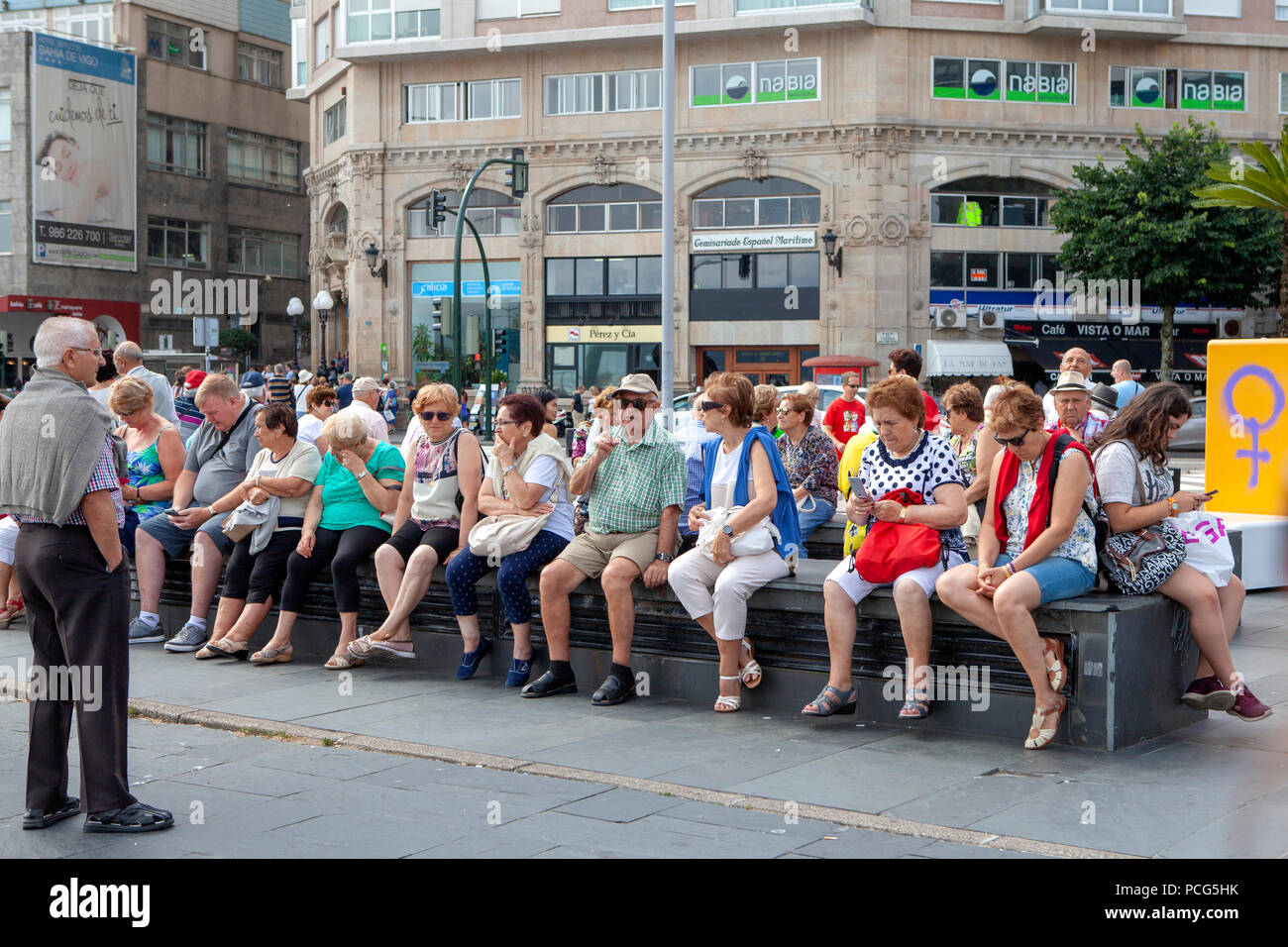 Reihe der vor allem ältere Menschen sitzen und plaudern in Vigo in der Provinz Pontevedra in Galicien im Nordwesten von Spanien Stockfoto
