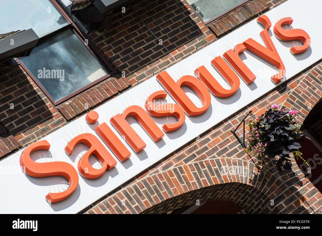 Sainsbury's Supermarkt Zeichen, High Street, Shop vorne Stockfoto