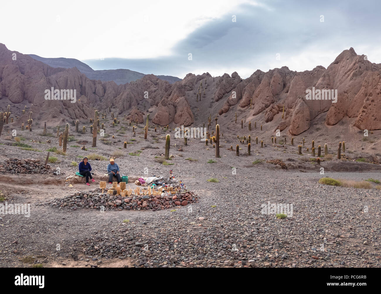 Handwerk Verkäufer in einer Straße von Quebrada del Toro im Norden von Salta Puna - Quebrada del Toro, Salta, Argentinien Stockfoto