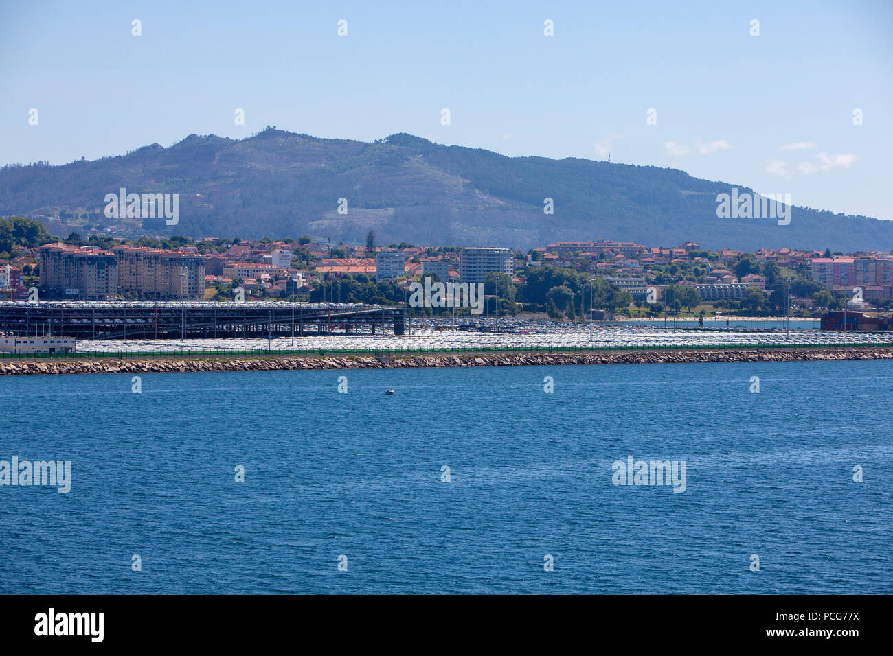 Auto und van Versand Lagerung vieler Fahrzeuge warten auf Lieferung in Vigo, Spanien Stockfoto