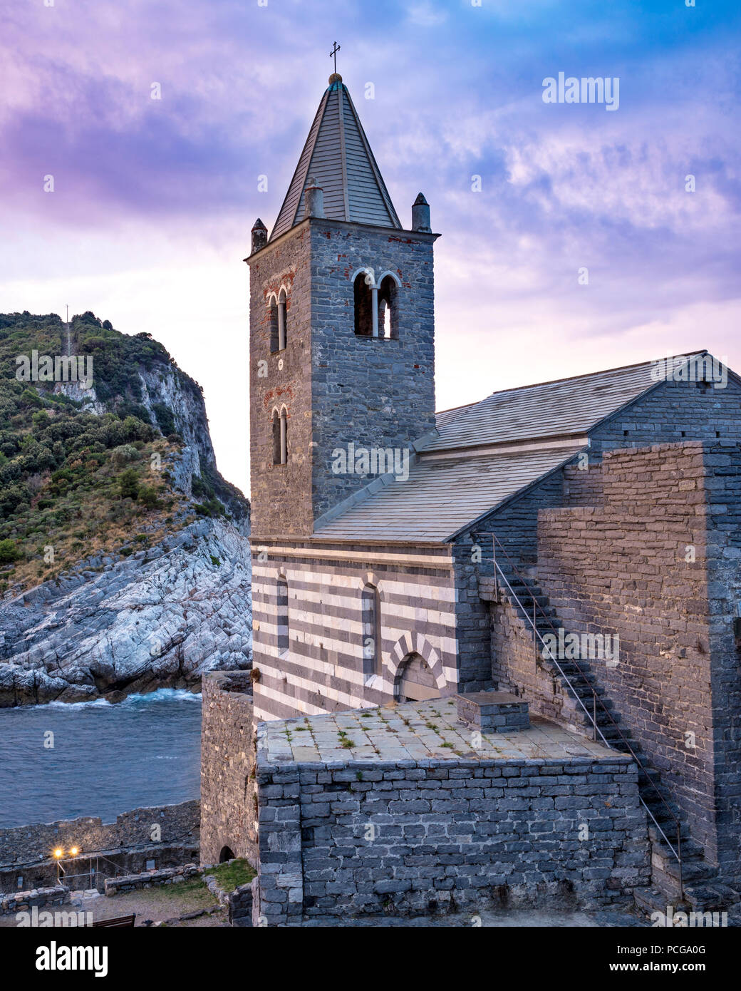 Am frühen Morgen über der Kirche von San Pietro, Portovenere, Ligurien, Italien Stockfoto