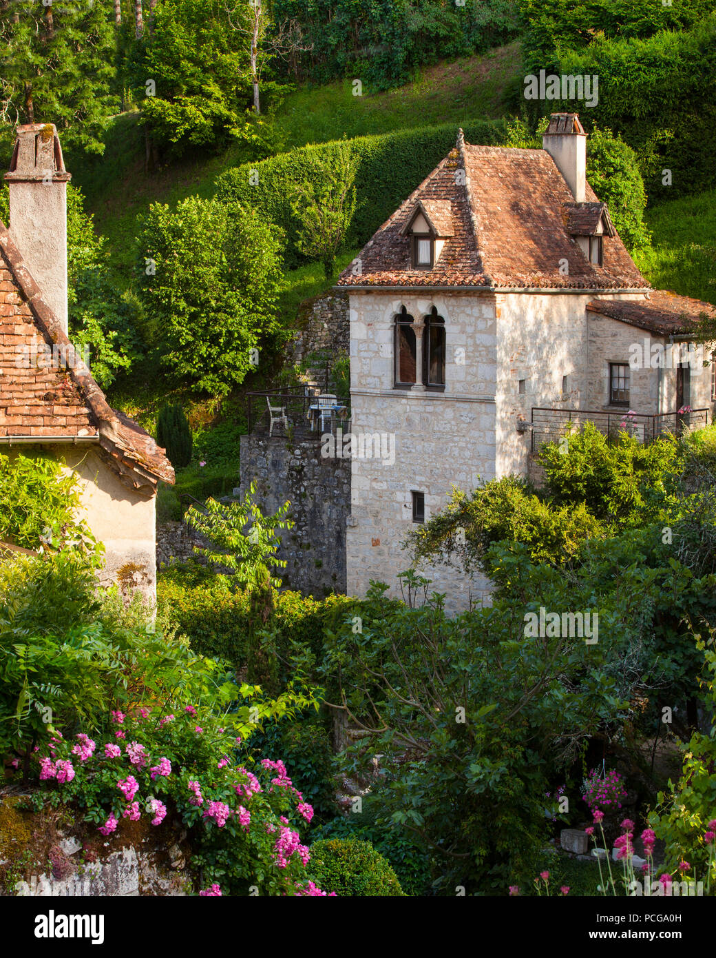 Häuser und Gärten in Saint-Cirq-Lapopie, Lot-Tal, Midi-Pyrenäen-Frankreich Stockfoto