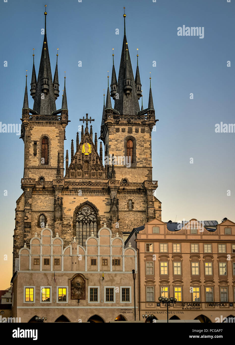 Kirche der Muttergottes vor dem Teyn, eine verzierte gotische Mittelalterliche katholische Kirche mit Türmen und Zinnen, hinter Cafés in der Altstadt, Prag, Tschechien Stockfoto