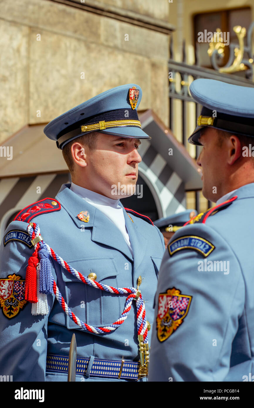 Ein junger Mann im Sommer Uniform mit Mütze steht formal außerhalb der Prager Burg Gates als Teil der Änderung der Palastwache: Tschechische Republik. Stockfoto