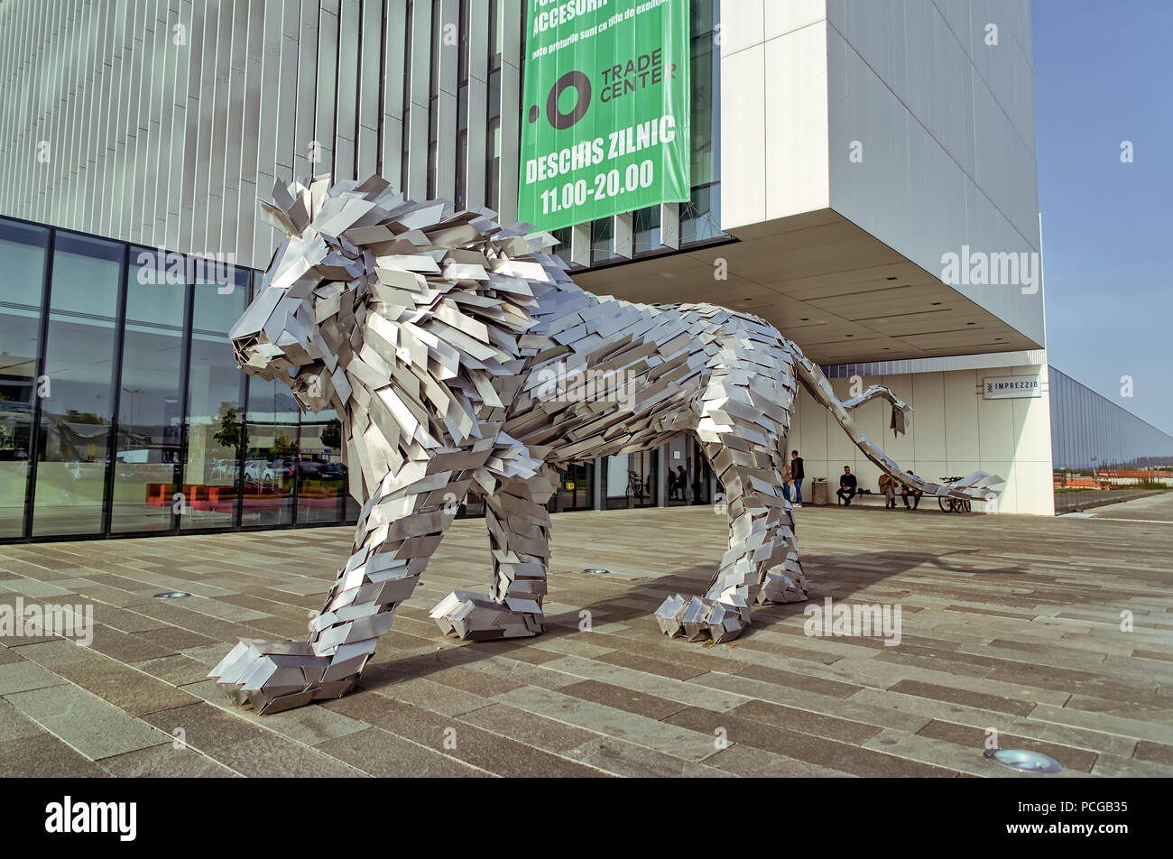 Eine moderne Statue eines Löwen mit zwei Schwänze aus Streifen aus Edelstahl, angezeigt außerhalb der Trade Center und Mall in Oradea, Rumänien. Stockfoto