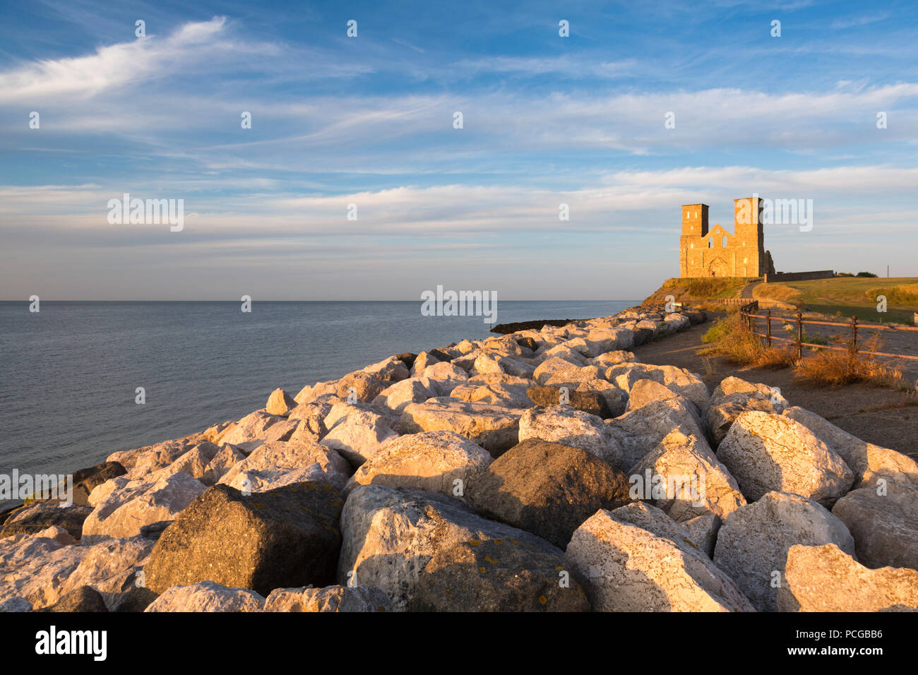 Reculver Towers und ein blauer Himmel an der Küste von Kent, UK. Stockfoto