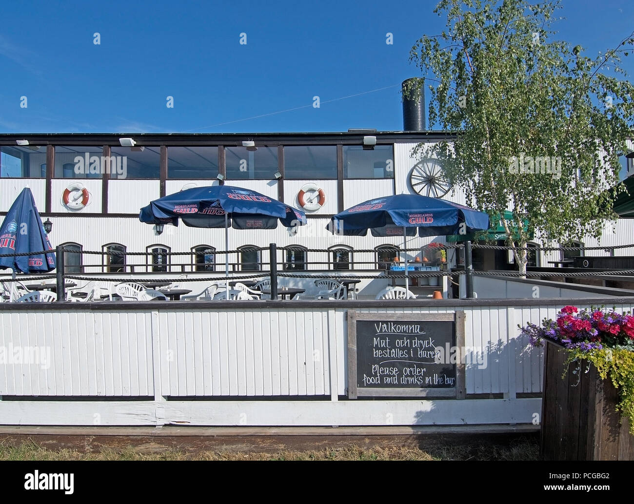 NYNASHAMN, Schweden - 18. JULI 2018: Restaurant Außenbereich in der Marina am 18. Juli 2018 in Nynashamn, Schweden. Stockfoto