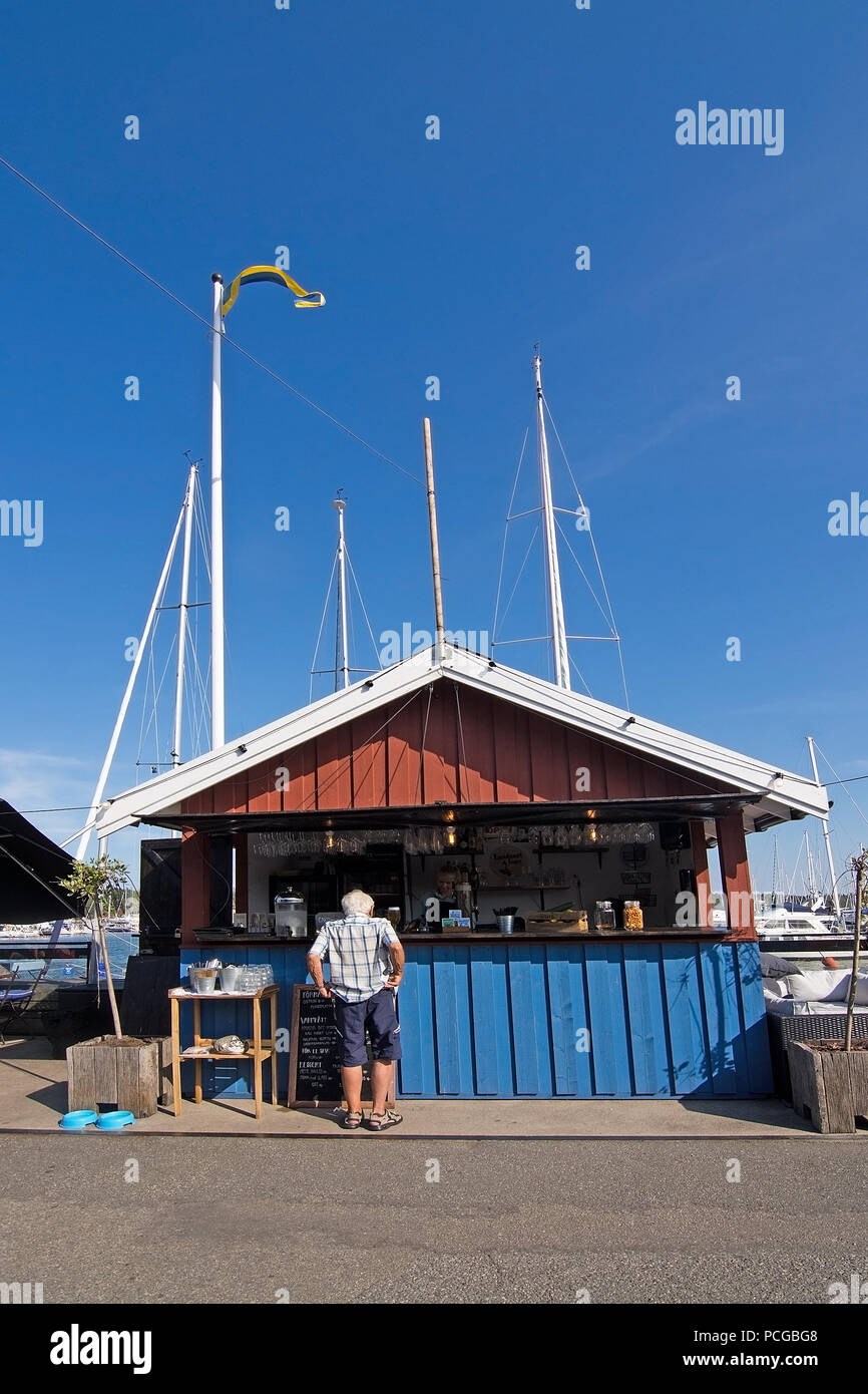 NYNASHAMN, Schweden - 18 Juli, 2018: die Menschen in Nynas Hafen und Marina Restaurants außen am 18. Juli 2018 in Nynashamn, Schweden. Stockfoto