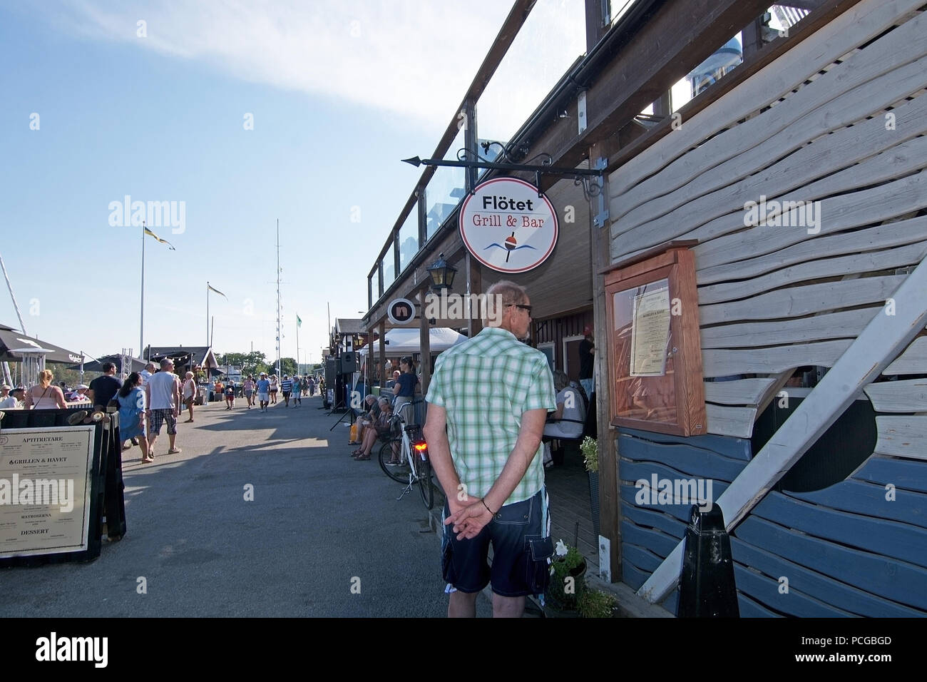 NYNASHAMN, Schweden - 18 Juli, 2018: die Menschen in Nynas Hafen und Marina Restaurants außen am 18. Juli 2018 in Nynashamn, Schweden. Stockfoto