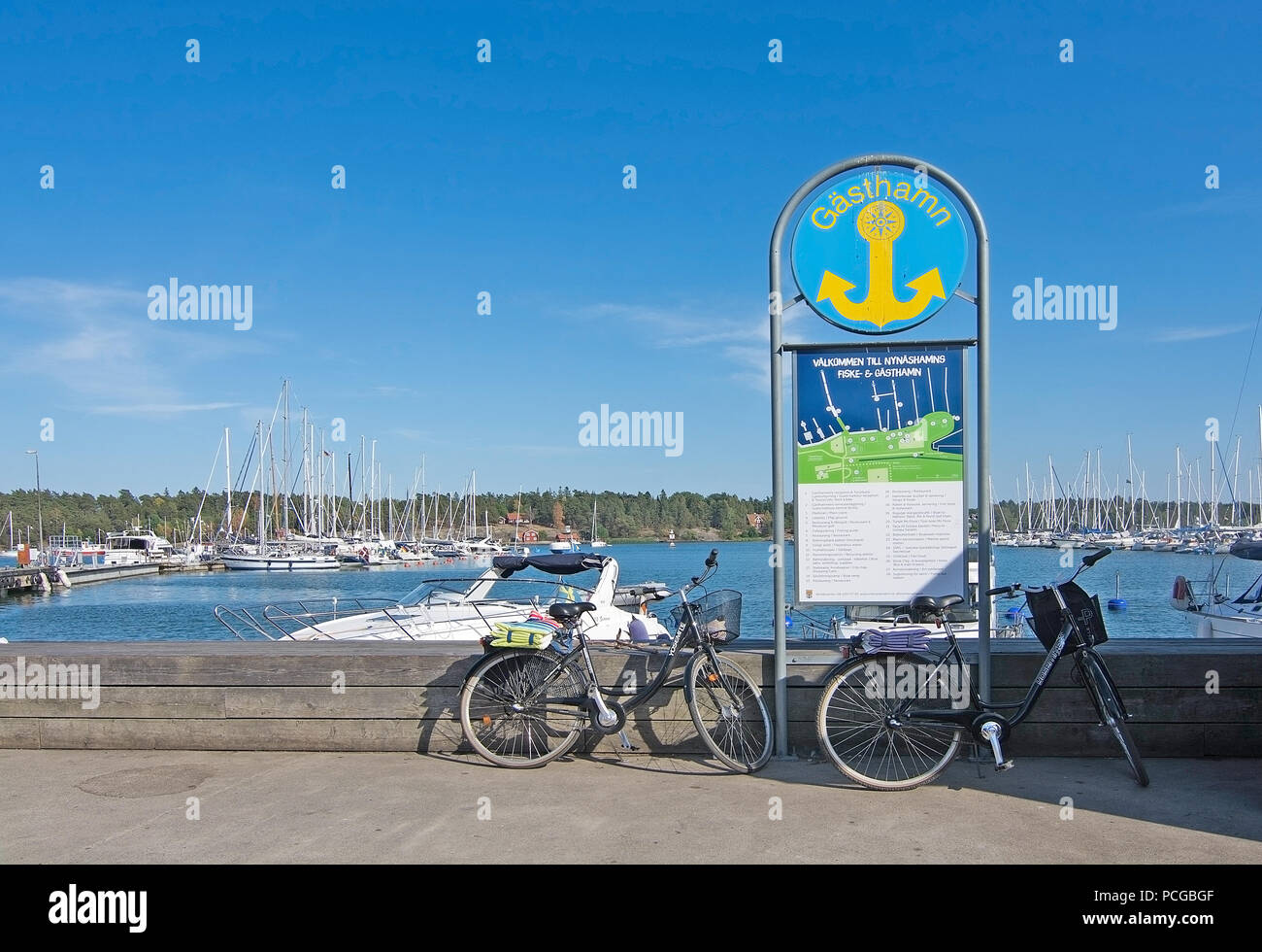 NYNASHAMN, Schweden - 18. JULI 2018: Nynas Marina und Hafen mit Boote und Fahrräder und Meer am 18. Juli 2018 in Nynashamn, Schweden. Stockfoto