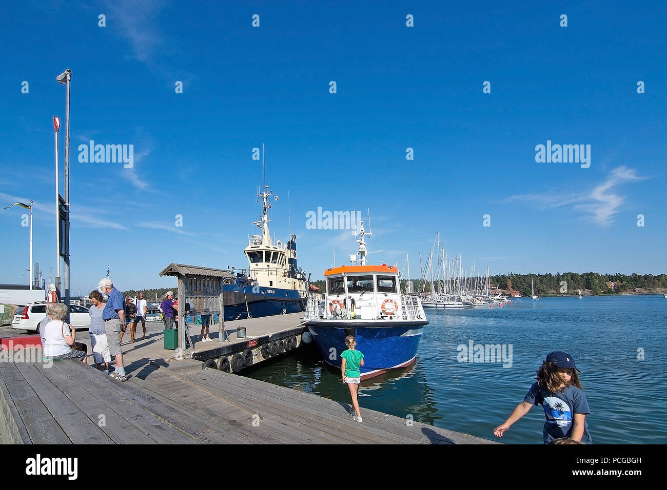 NYNASHAMN, Schweden - 18. JULI 2018: Nynas Marina und Hafen mit Booten und Meer am 18. Juli 2018 in Nynashamn, Schweden. Stockfoto