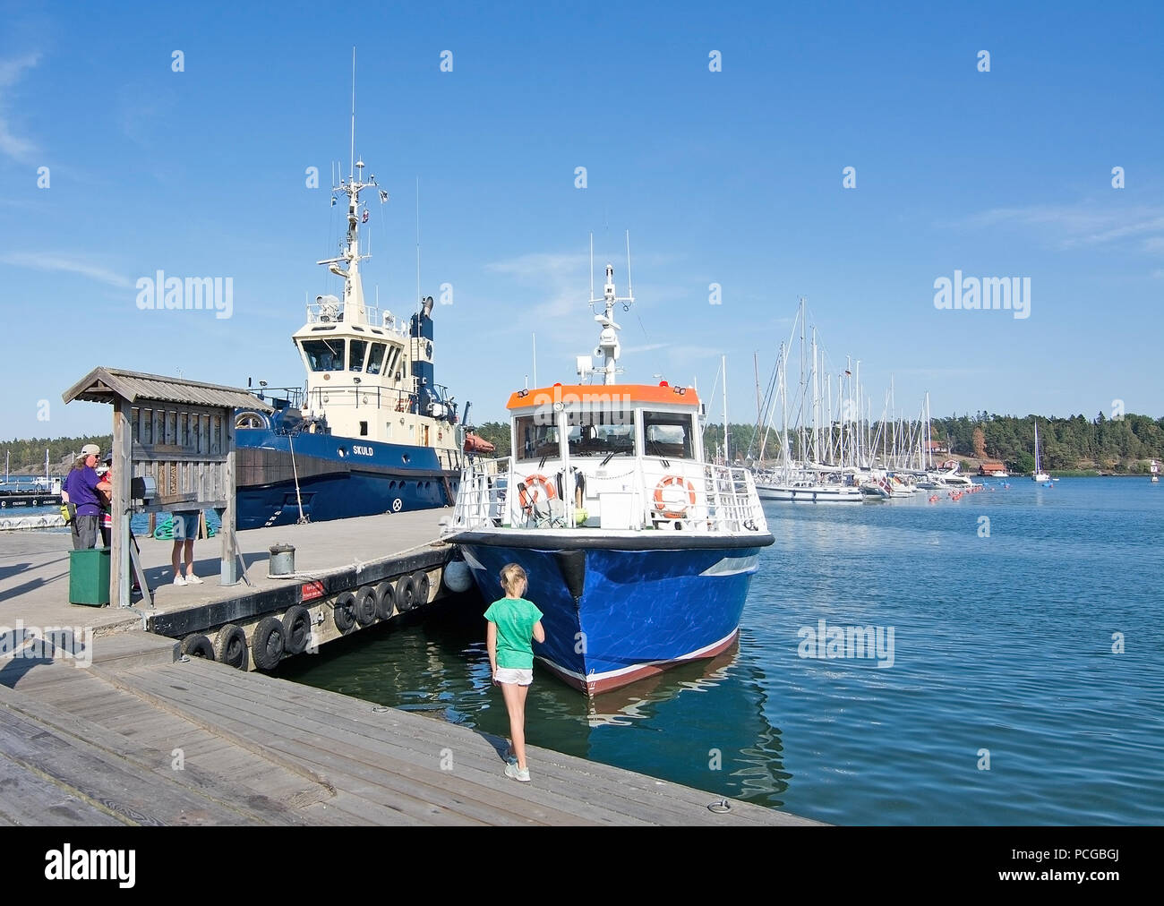 NYNASHAMN, Schweden - 18. JULI 2018: Nynas Marina und Hafen mit Booten und Meer am 18. Juli 2018 in Nynashamn, Schweden. Stockfoto