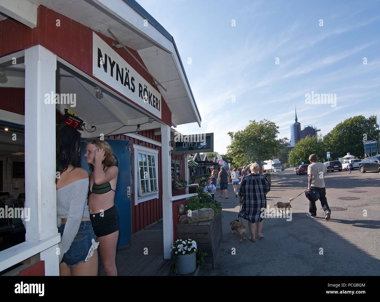 NYNASHAMN, Schweden - 18. JULI 2018: Nynas rokeri Meeresfrüchte Geschäfte und Läden außen am 18. Juli 2018 in Nynashamn, Schweden. Stockfoto