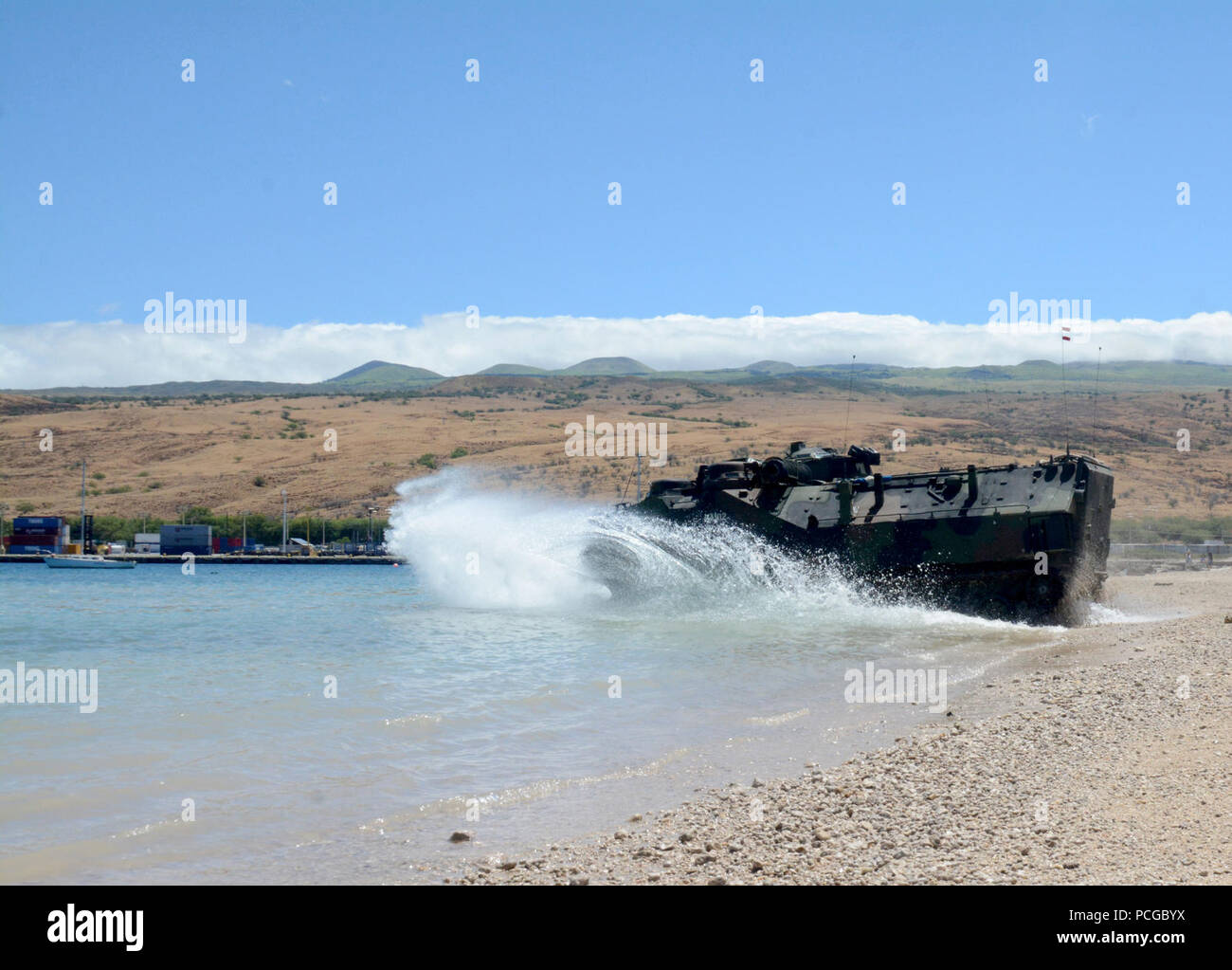 Ein US-Marine amphibische Fahrzeug, Combat Assault Unternehmen, 3. Amphibious Assault Unit, 3rd Marine Regiment zugewiesen startet vom Strand entfernt, den Transport einer Einheit der Marines, der amphibischen Angriff Schiff USS Peleliu (LHA-5) während im Gange für Rand des Pazifik (RIMPAC) Übung 2014. Zweiundzwanzig Nationen, 49 Schiffe und sechs u-Boote, mehr als 200 Flugzeugen und 25.000 Mitarbeiter beteiligen sich an RIMPAC Übung vom 26. Juni bis Aug. 1, in und um die Inseln von Hawaii und Südkalifornien. Der weltweit größte internationale maritime Übung RIMPAC bietet eine einzigartige Ausbildung o Stockfoto