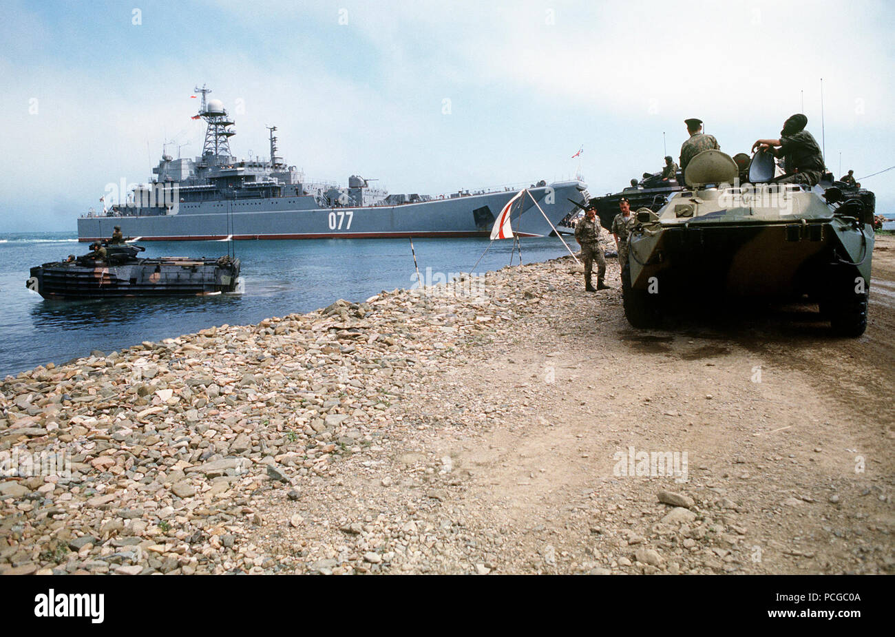 Ein amphibisches Fahrzeug (AAV) des 3 USMC Abteilung ist im Wasser mit der Russischen Marine Ropucha II Klasse tank Landing ship BDK-007 im Hintergrund. Eine zweite Aav ist über das Wasser hinter der Russischen BTR-70 AAV eingeben. Usa & Russisch AAV Bataillone sind im Cross Training Operations in der Nähe von wladiwostok als Teil des kombinierten amerikanisch-russischen Katastrophenhilfe beteiligt. Stockfoto