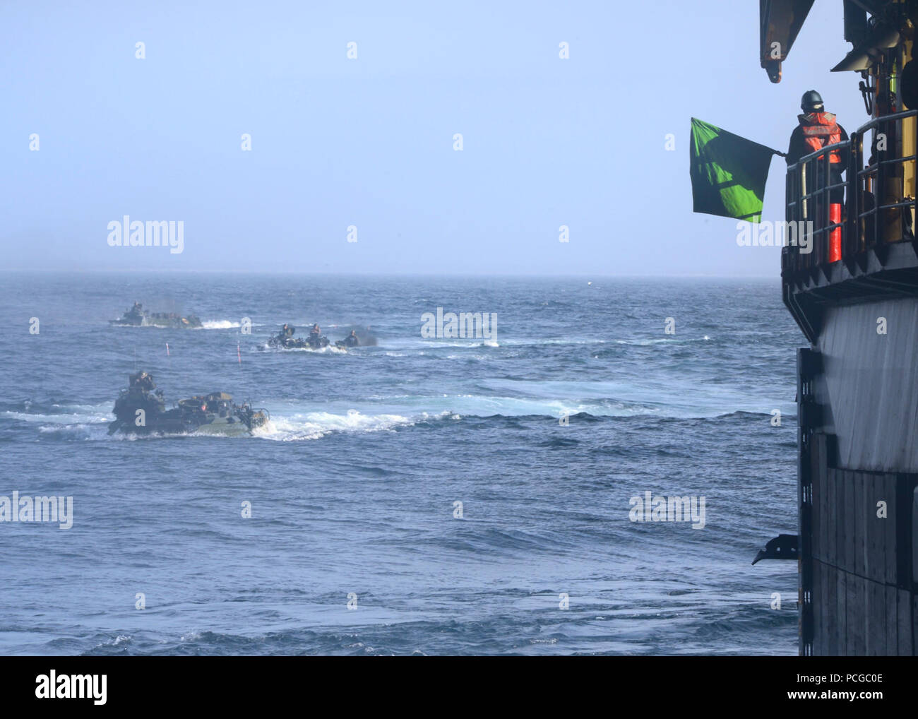 Atlantik (Jan. 30, 2013) Marines vom 26 Marine Expeditionary Unit (26 MEU) zurück zum Strand, um RAID zu dem Deck des Amphibischen dock Landung Schiff USS Carter Hall (LSD 50). Die kearsarge Amphibious Ready Gruppe ist die Durchführung amphibischer Squadron/Marine Expeditionary unit Integration in der Vorbereitung für einen geplanten Einsatz in diesem Frühjahr. Stockfoto