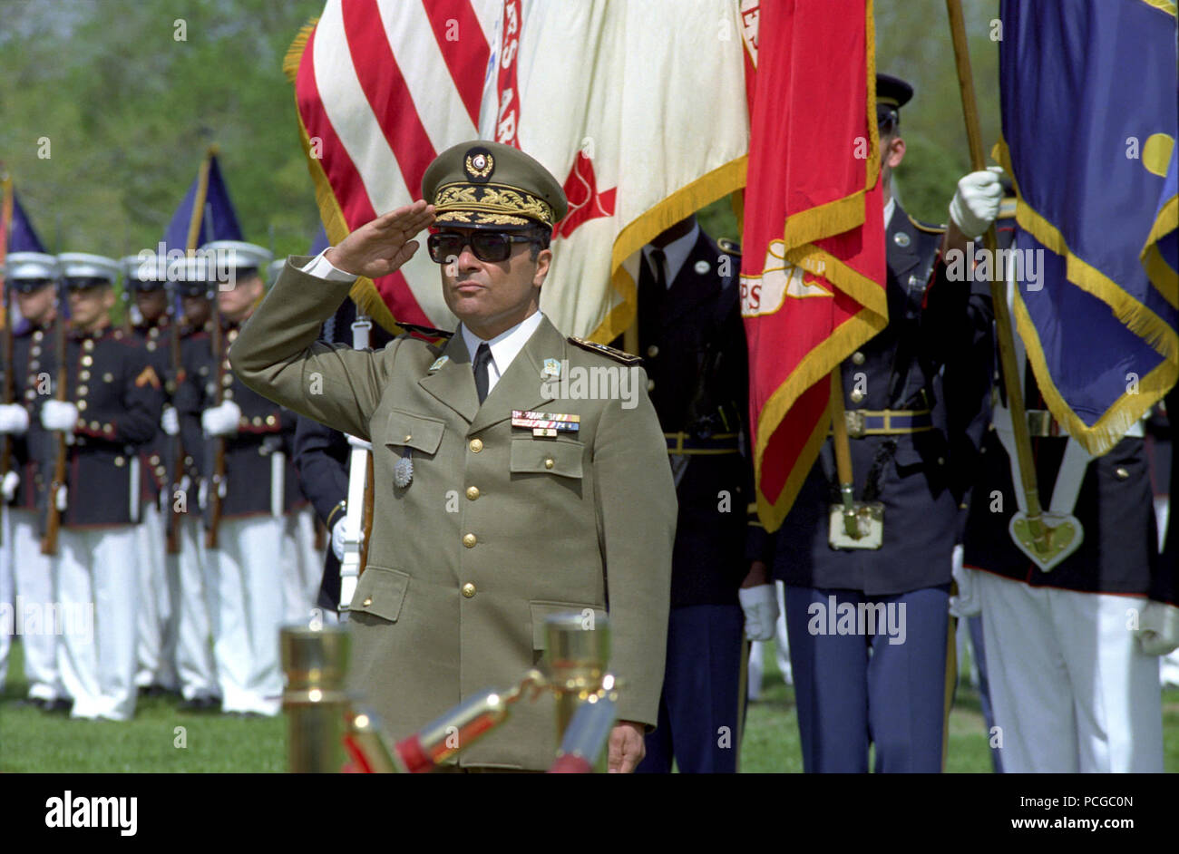 Der Tunesischen Republik Armee Generalmajor Abdel Hamid Ben Mohamed Escheikh, Stabschef, der Tunesischen Armee, begrüßt während der Streitkräfte allen Ehren Begrüßungszeremonie, in seiner Ehre außerhalb des Pentagon am 20. April 1981 durchgeführt. OSD-Paket Nr. A 07 D -00372 ( Stockfoto