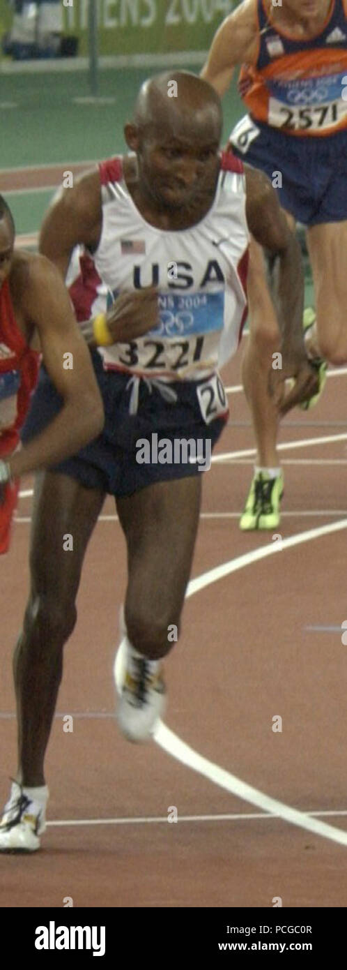 040820-F -5019 K-010 Oregon National Guard Kapitän Dan Browne (2. von links) nimmt die zu Beginn des Herren 10.000-m-Finale bei den Olympischen Spielen 2004 in Athen, Griechenland, am 12.08.20., 2004. Browne beendete 12. in einem Feld von 26 Konkurrenten. Stockfoto