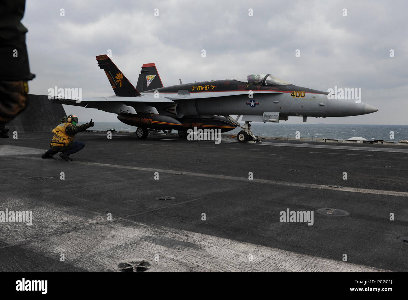 Kapitän Daniel Martin, zum "Goldenen Krieger" von Strike Fighter Squadron (VFA) 87, startet von der Flight Deck der Flugzeugträger USS George H.W. zugeordnet Bush (CVN 77) in einem F/A-18C Hornet. George H.W. Bush ist wieder in ihren Heimathafen in Norfolk, Virginia, nach Abschluss einer Bereitstellung in der 6. und 5. US-Flotte Einsatzgebiet (AOO) zur Unterstützung der US-amerikanischen nationalen Sicherheitsinteressen. Der Einsatz ist Teil einer regelmäßigen Rotation der Kräfte Maritime Security Operations und Theater Sicherheit Bemühungen zu unterstützen. Stockfoto