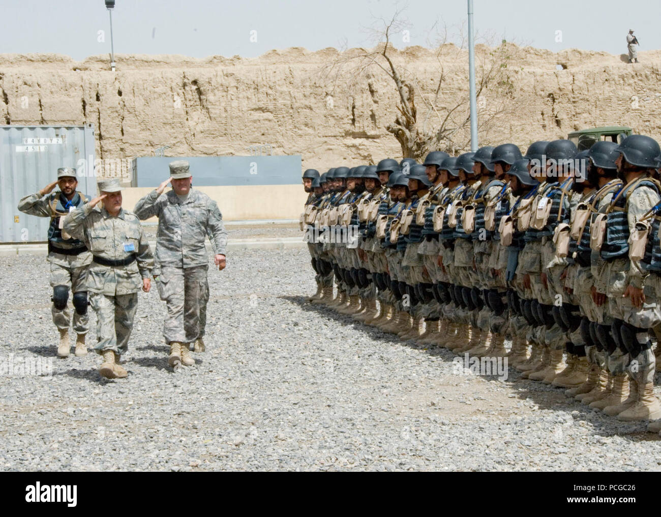 Spinnen BULDAK, Afghanistan--US Army Colonel William Hix, Commander, afghanische regionale Sicherheit Integration Befehl (ARSIC) Süd Bewertungen die Absolventinnen und Absolventen des afghanischen Grenze Patrouille konzentriert Grenze Entwicklungsprogramms mit Generalmajor Siafullah Hakim, Chef der ABP, 3. Zone, bei einer Zeremonie außerhalb der ABP Grenze bei Spin Buldak am 2. April 2009. Zweihundert neue Grenzpolizisten absolvierte das sieben-Wochen-Trainingsprogramm. Dies ist die erste Gruppe aus der 3. Zone, um die Ausbildung zu erhalten, die Grundlagen in Eintrag-Kontrollpunkte, Straßensperren und andere Bereiche wie v vermittelt Stockfoto