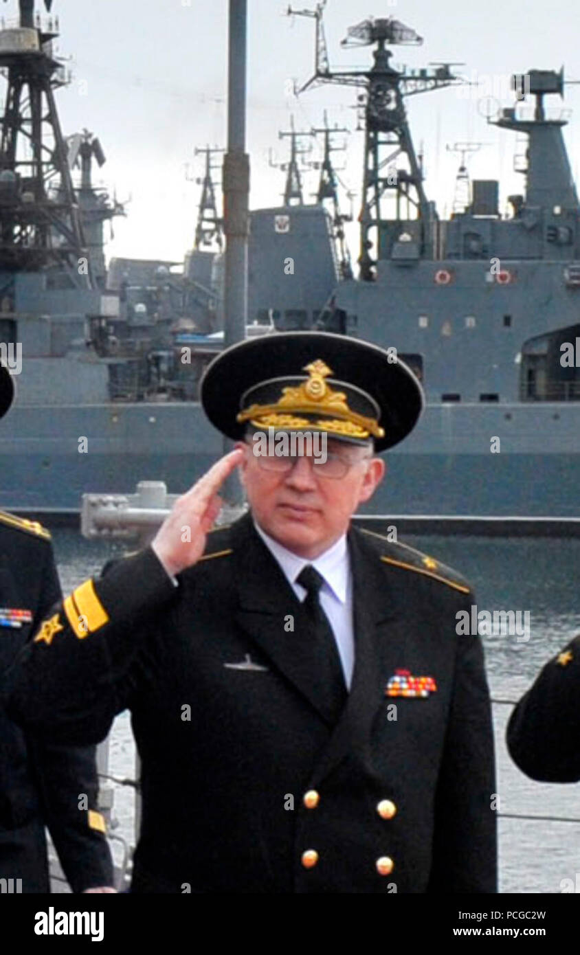 Russland (15. April 2011) Chef der Naval Operations (CNO) Adm. Gary Roughead macht Ehren vor der Abreise die Russische Marine Atom-Cruiser Pyotr Velikiy bei einem Besuch des russischen Norden Flotte. Stockfoto